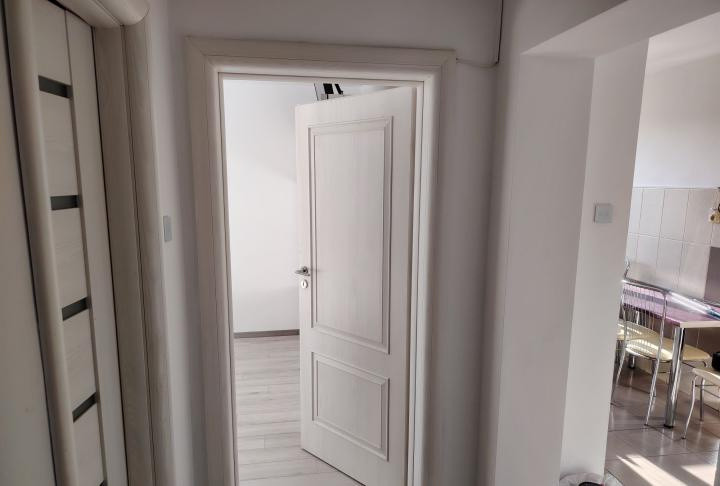 Apartament 3 camere  semidecomandat - zona Titan