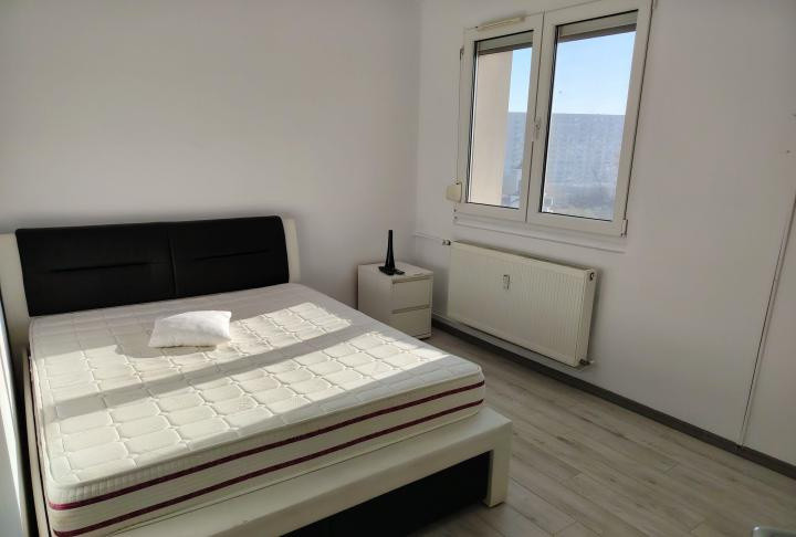 Apartament 3 camere  semidecomandat - zona Titan