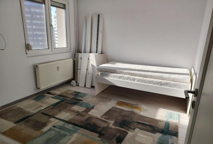Apartament 3 camere  semidecomandat - zona Titan