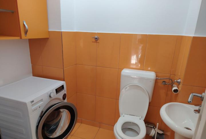 Apartament 3 camere  semidecomandat - zona Titan