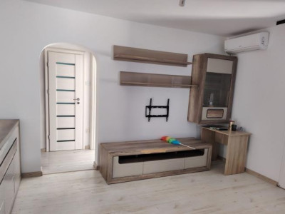 Apartament 3 camere  semidecomandat - zona Titan