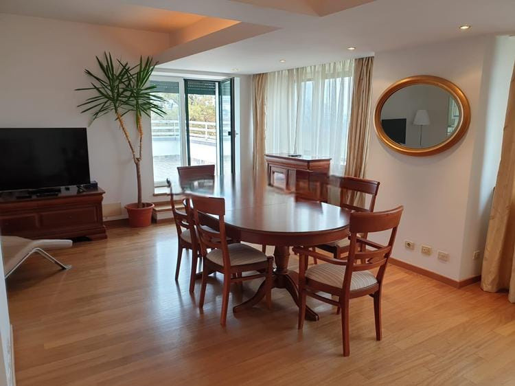 Apartament 5 camere-spatios- zona central-garaj
