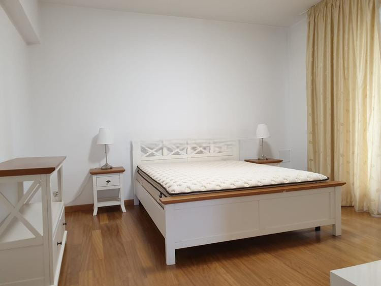 Apartament 5 camere-spatios- zona central-garaj