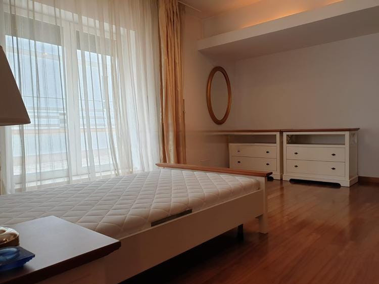 Apartament 5 camere-spatios- zona central-garaj