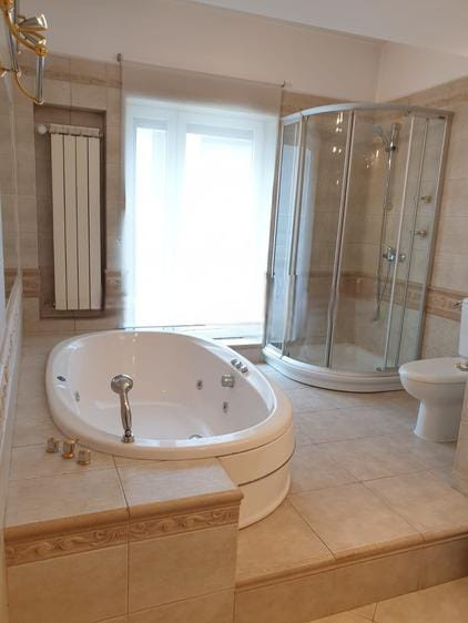 Apartament 5 camere-spatios- zona central-garaj