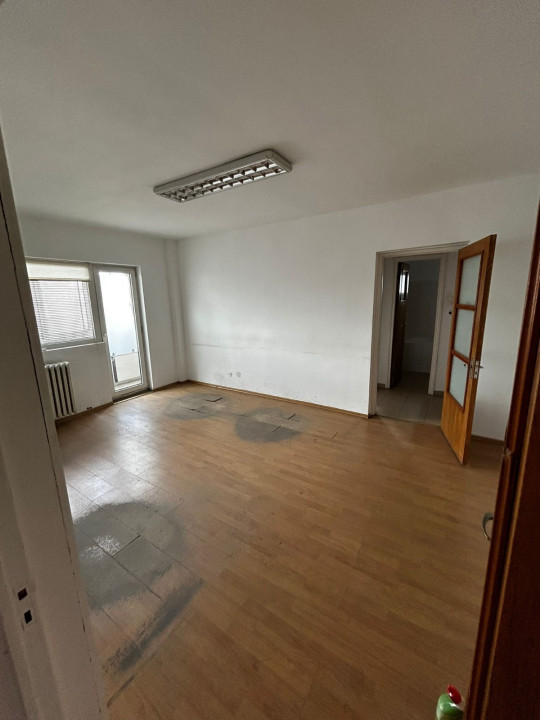 APARTAMENT 3 CAMERE-ZONA STEFAN CEL MARE-AN 1980-BLOC REABILITAT