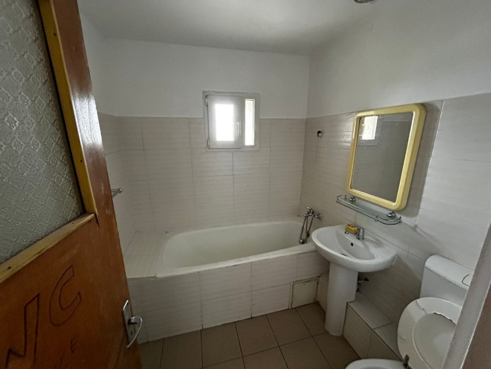 APARTAMENT 3 CAMERE-ZONA STEFAN CEL MARE-AN 1980-BLOC REABILITAT