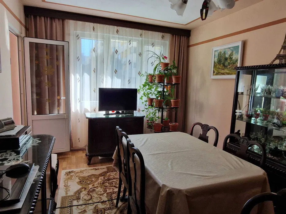 Apartament 3 camere decomandat etaj 2- Bd. Chisinau 