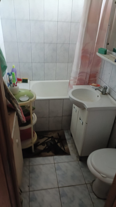 Apartament Cu 4 Camere în Salajan – Potențial Deosebit pentru Renovare!