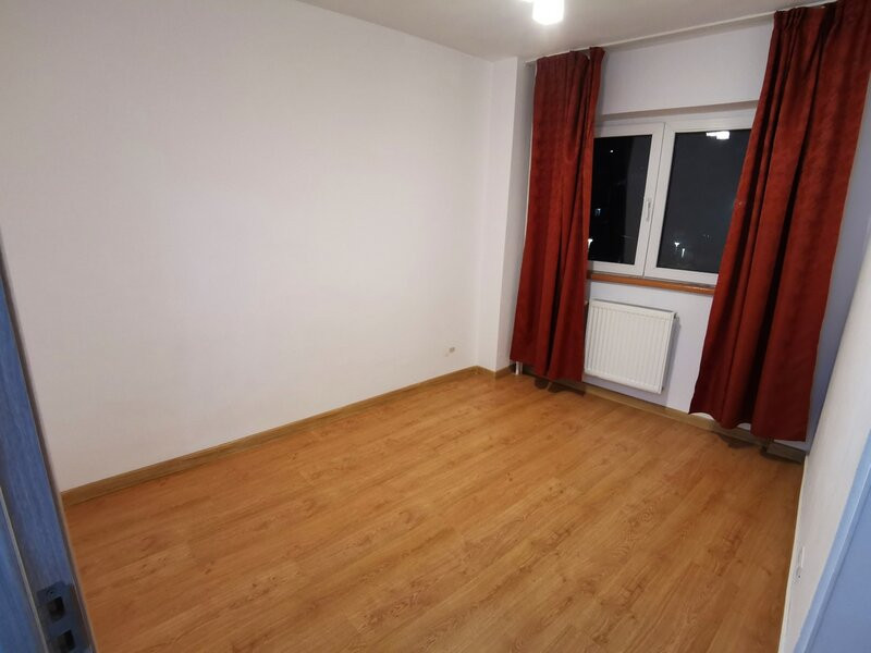 Apartament 3 camere semidecomandat- Bulevardul Chisinau 