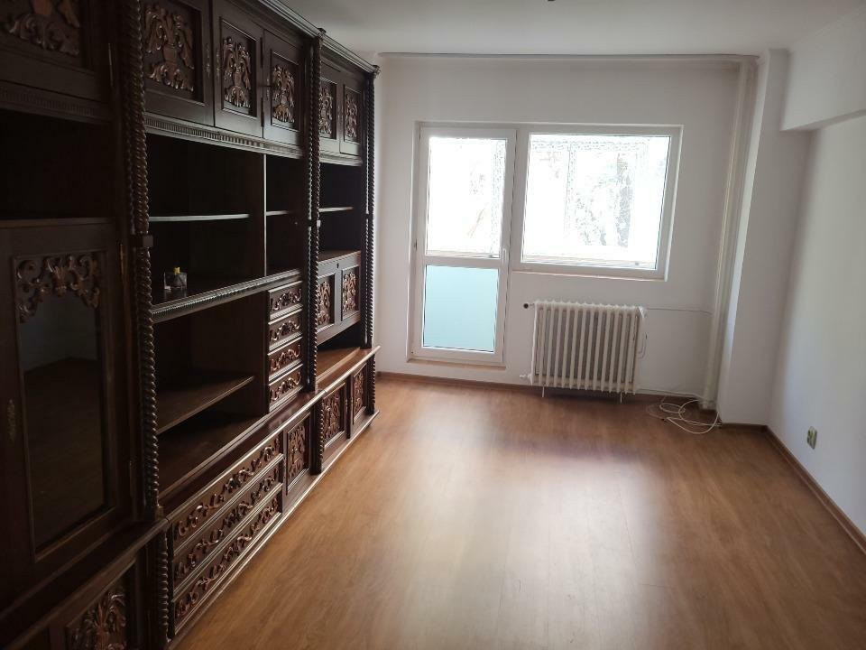 Apartament 3 camere - DECOMANDAT- Bulevardul Chișinău 