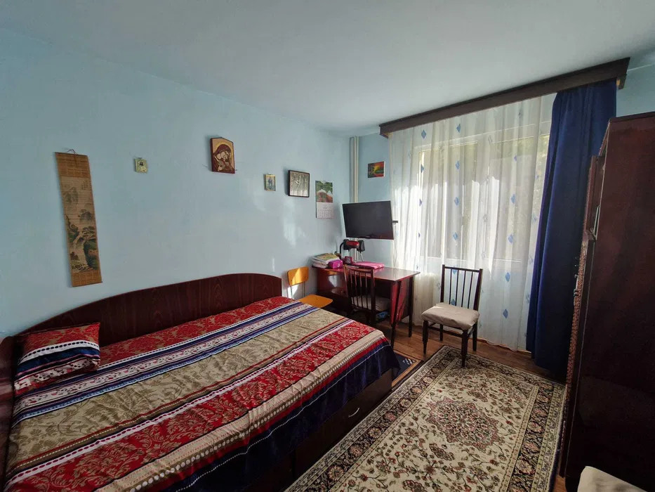 Apartament 3 camere decomandat etaj 2- Bd. Chisinau 