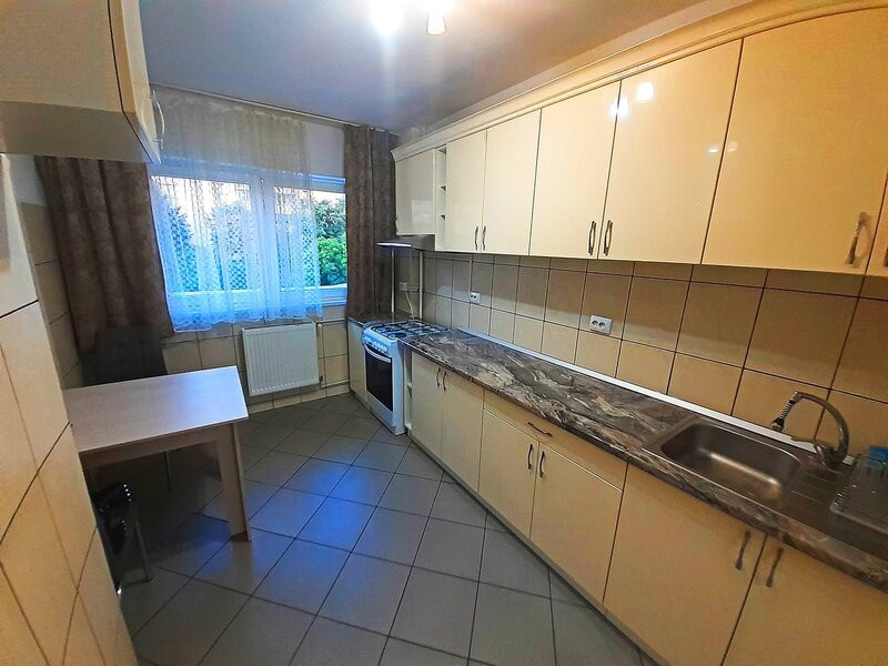 Apartament 3 camere semidecomandat- Bulevardul Chisinau 