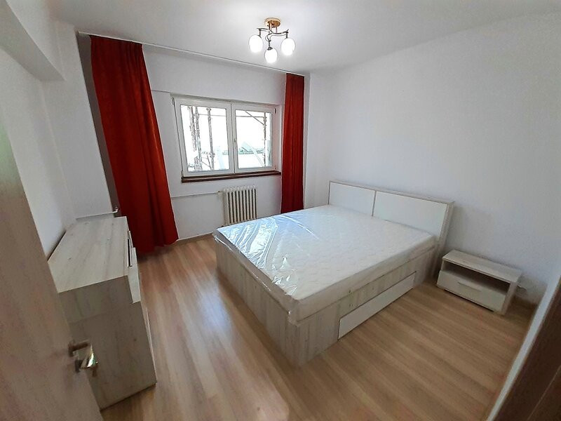 Apartament 3 camere semidecomandat- Bulevardul Chisinau 