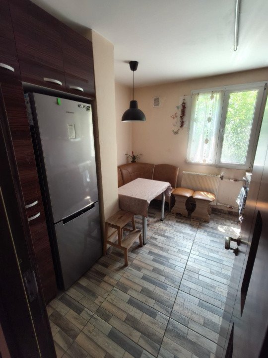 Apartament 3 camere-semidecomandat-zona Drumul Taberei - Favorit