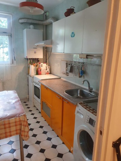 Apartament -4 camere -decomandat-Zona Titan