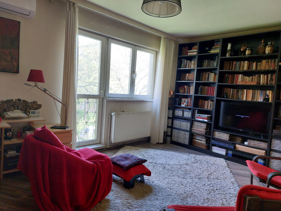 Apartament -4 camere -decomandat-Zona Rahova.