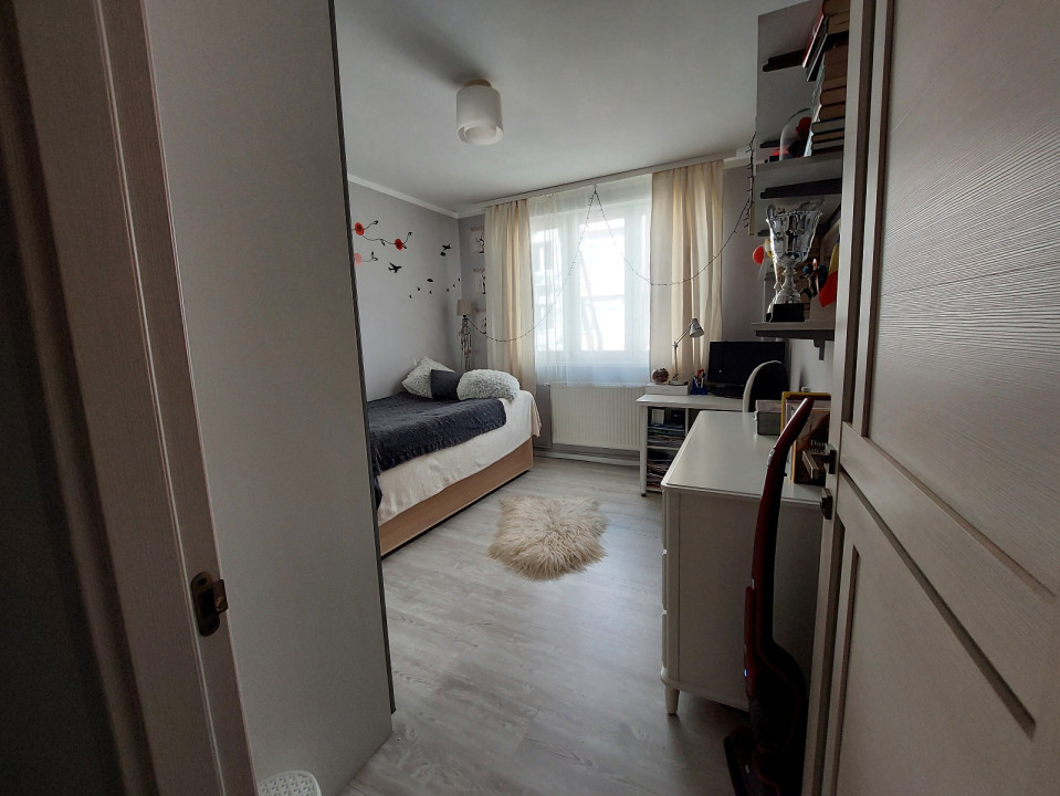 Apartament -4 camere -decomandat-Zona Rahova.