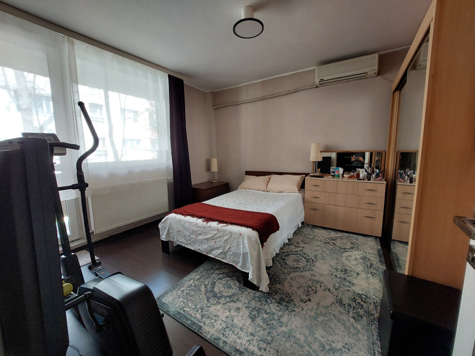 Apartament -4 camere -decomandat-Zona Rahova.