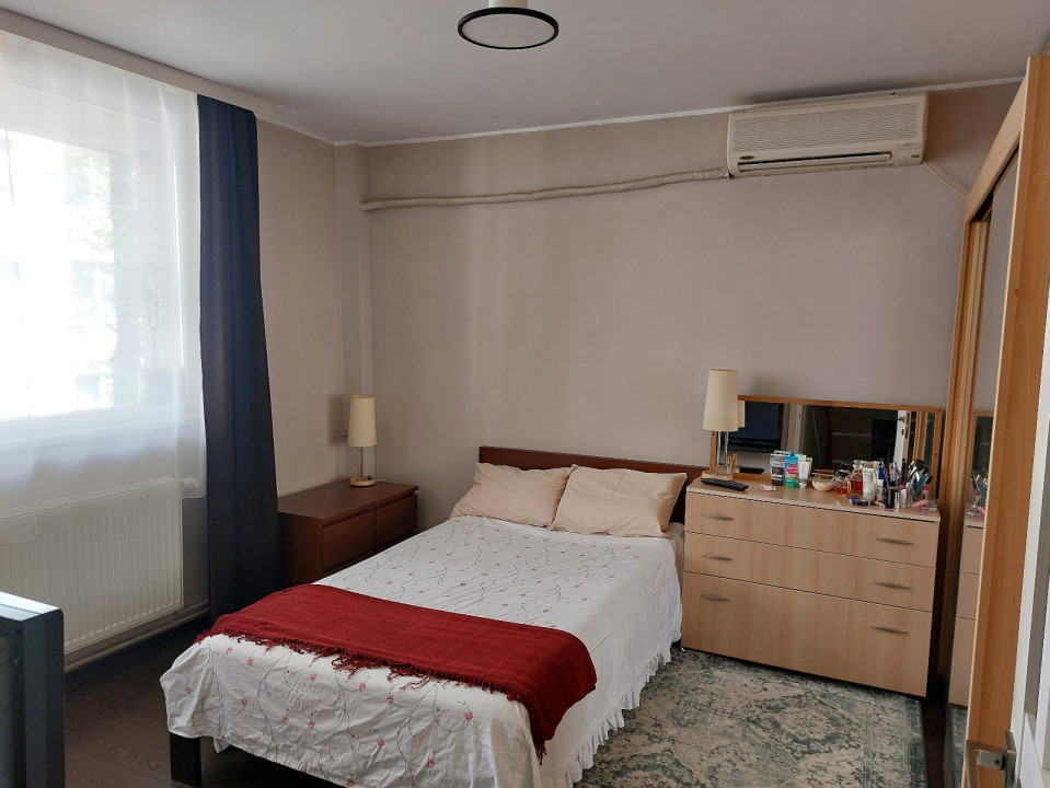 Apartament -4 camere -decomandat-Zona Rahova.