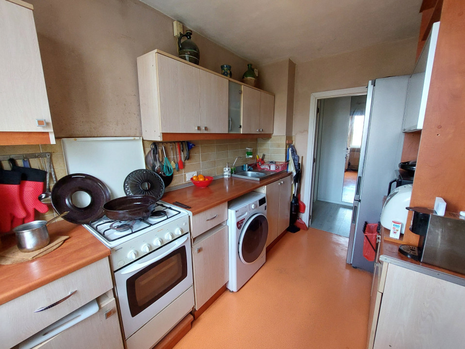 Apartament -4 camere -decomandat-Zona Rahova.