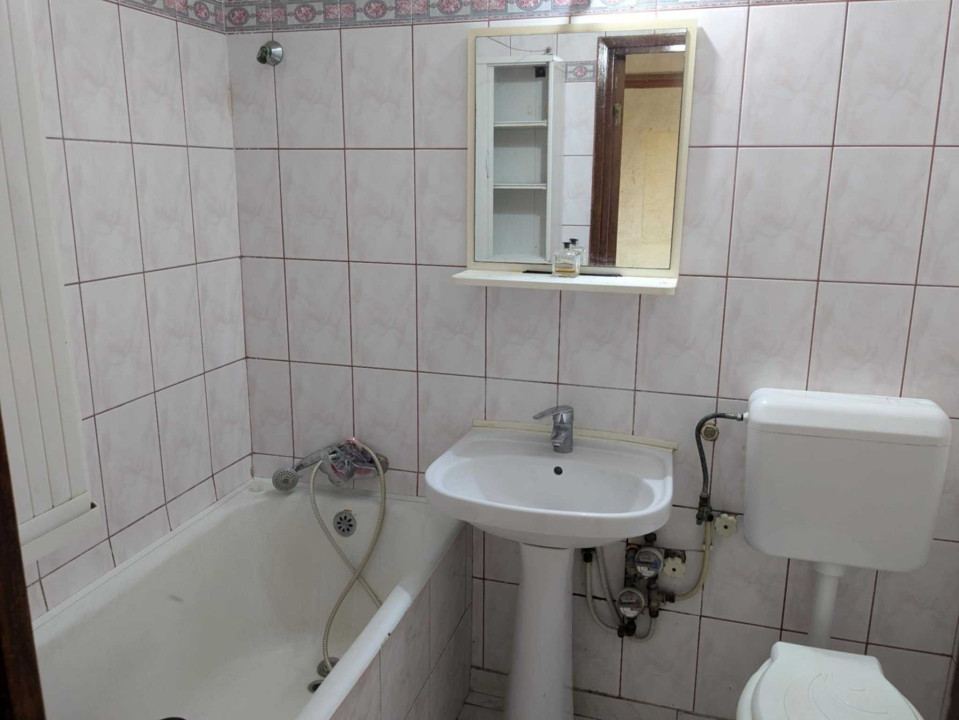 Apartament 3 camere - DECOMANDAT - zona BERCENI