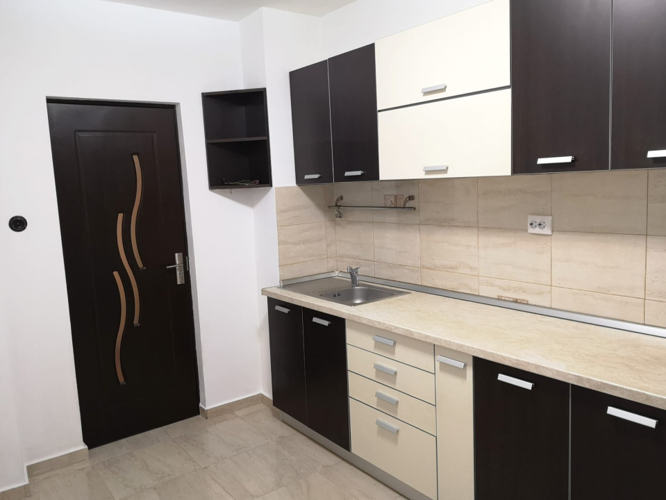 Apartament 3 camere decomandat etaj 1/10 zona Piata Progresului