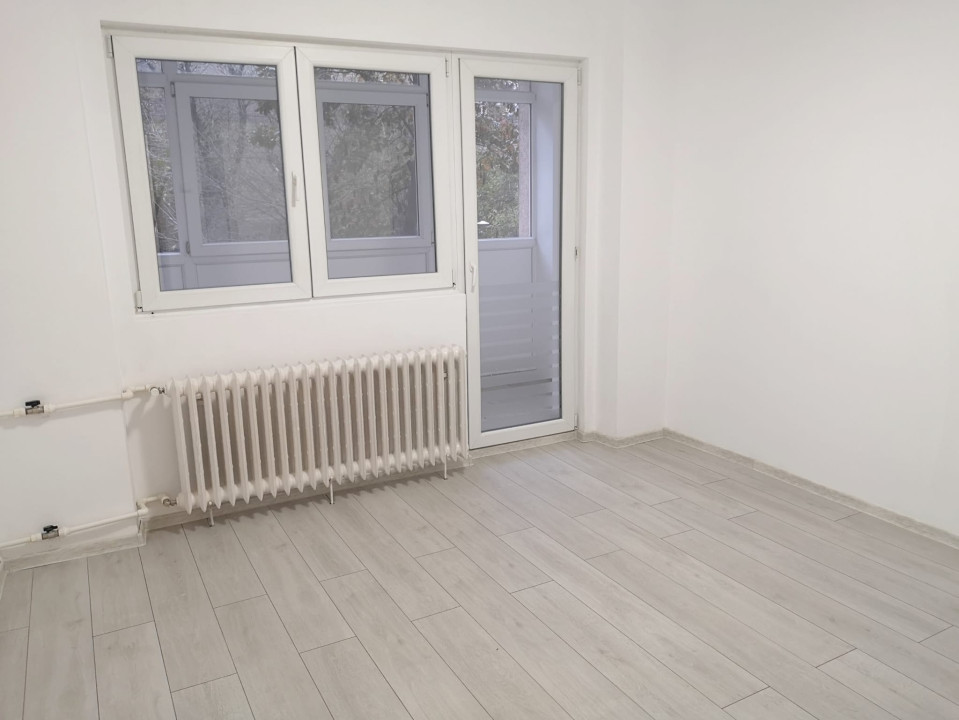 Apartament 3 camere decomandat etaj 1/10 zona Piata Progresului