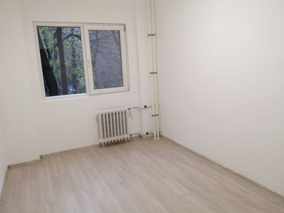 Apartament 3 camere decomandat etaj 1/10 zona Piata Progresului