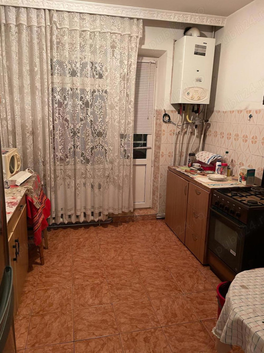 Apartament 3 camere decomandat zona Berceni etaj 2/4