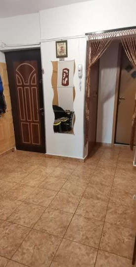 Apartament 4 camere-semidecomandat-zona Mega Mall