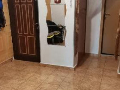 Apartament 4 camere-semidecomandat-zona Mega Mall