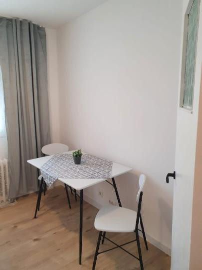 Apartament -3 camere -decomandat-Zona Teiul Doamnei