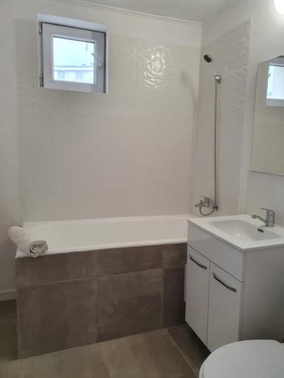 Apartament -3 camere -decomandat-Zona Teiul Doamnei