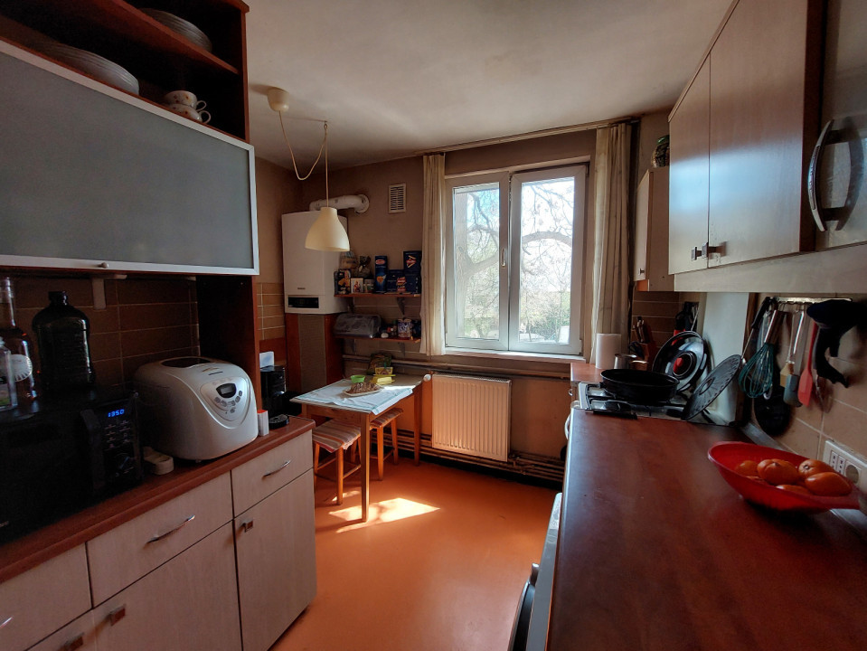 Apartament -4 camere -decomandat-Soseaua Alexandriei/ Piata Rahova.