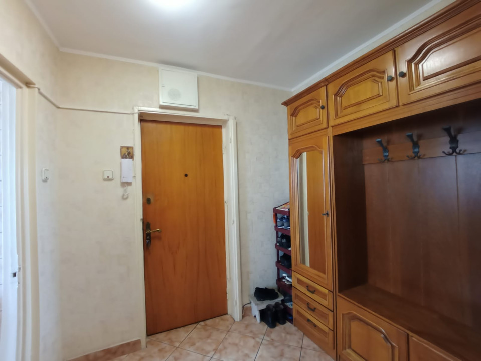 Apartament 3 camere semideomandat - Alexandru Obregia 