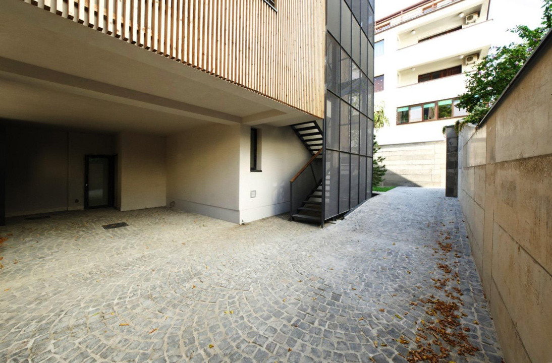 Apartament 4 camere + curte - zona Dorobanti