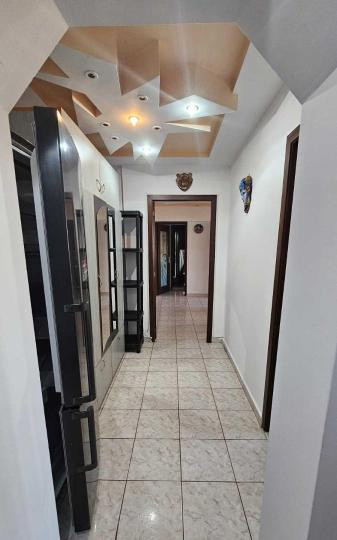 Apartament -3 camere -semidecomandat-Zona Sebastian