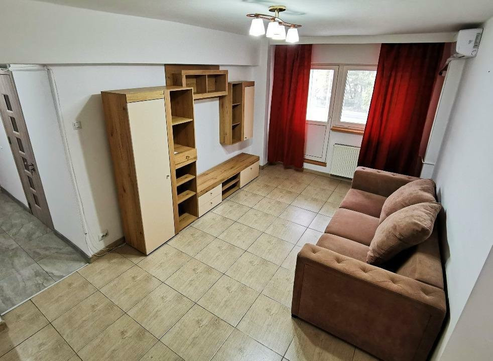 Apartament 3 camere semidecomandat- stradal- Bulevardul Chisinau 