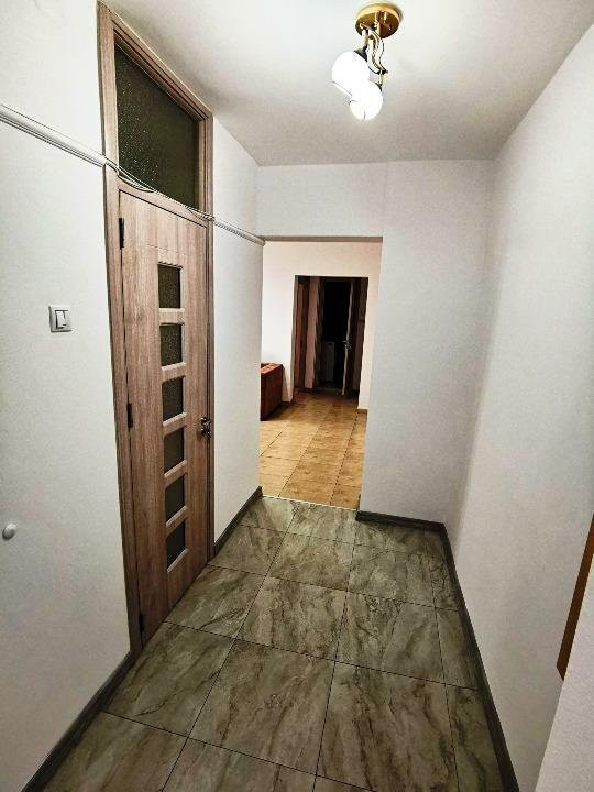 Apartament 3 camere semidecomandat- stradal- Bulevardul Chisinau 