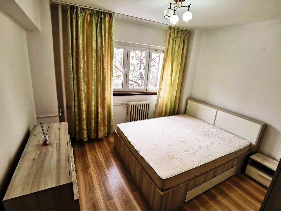 Apartament 3 camere semidecomandat- stradal- Bulevardul Chisinau 