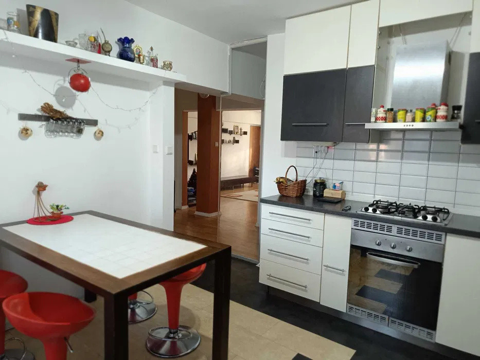 Apartament 4 camere -decomandat-Calea Mosilor