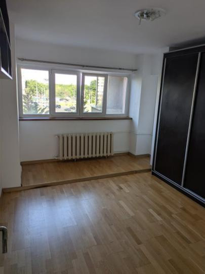 Apartament -4 camere -decomandat-Zona Stefan Cel Mare-Mosilor