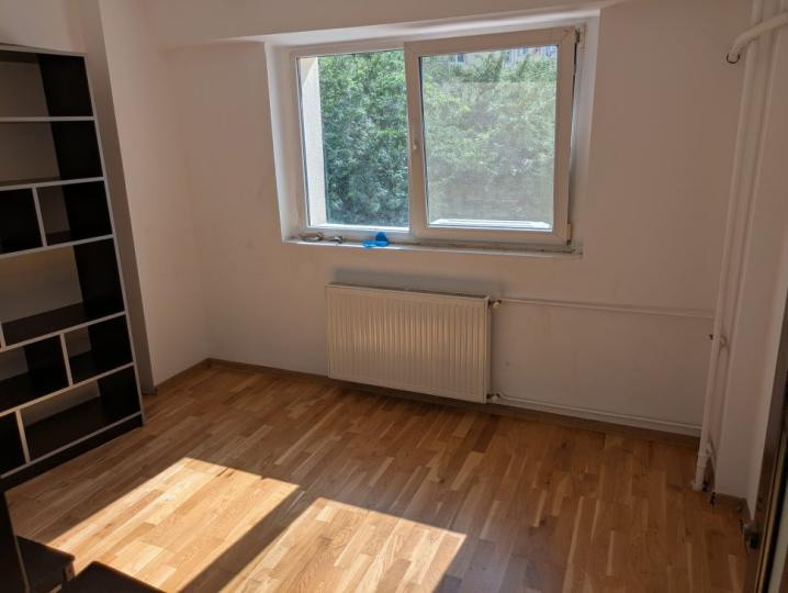 Apartament -4 camere -decomandat-Zona Stefan Cel Mare-Mosilor