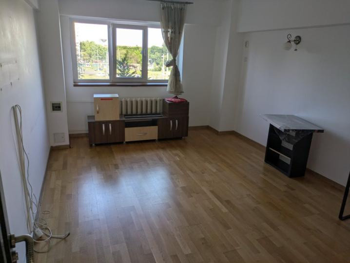 Apartament -4 camere -decomandat-Zona Stefan Cel Mare-Mosilor