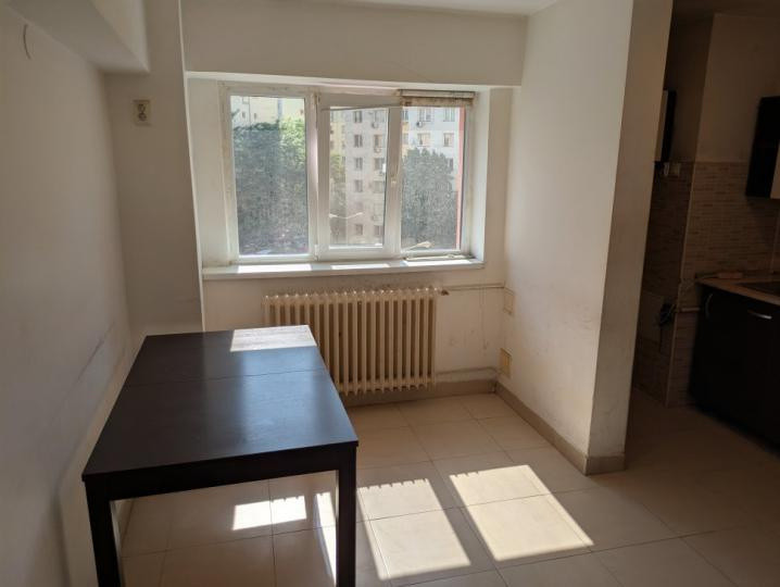 Apartament -4 camere -decomandat-Zona Stefan Cel Mare-Mosilor