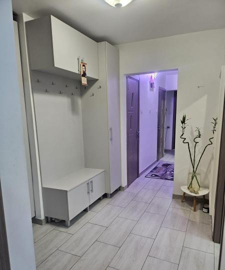 Apartament -3 camere -decomandat-Zona Colentina