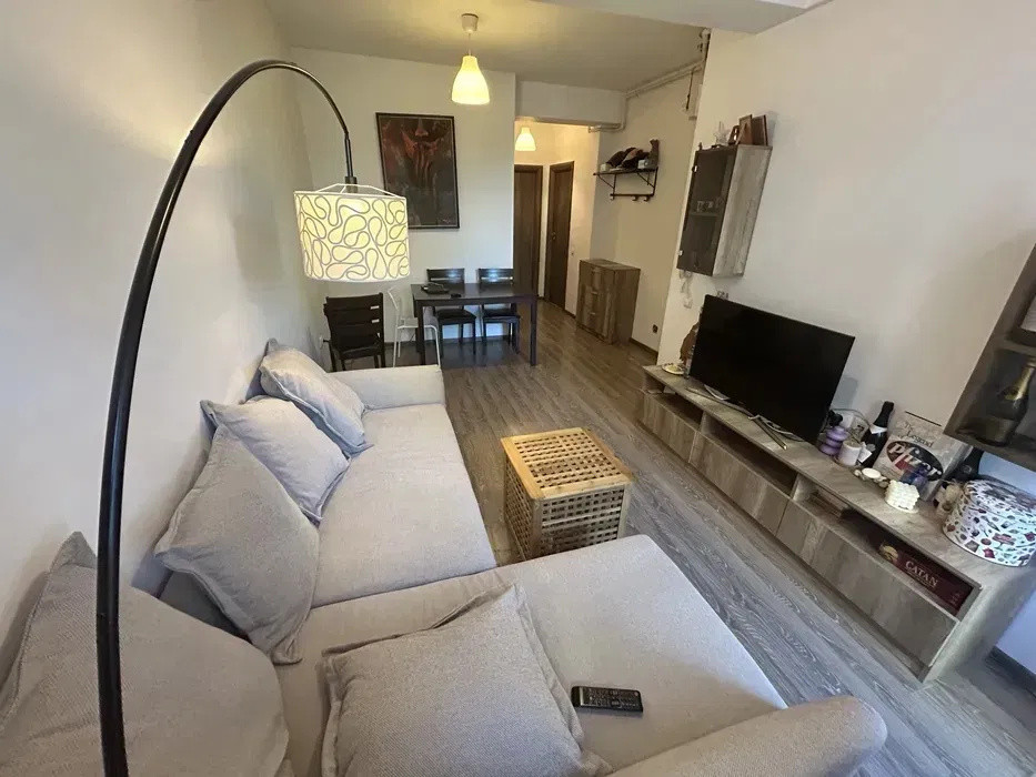 Apartament 2 camere-zona Damaroaia