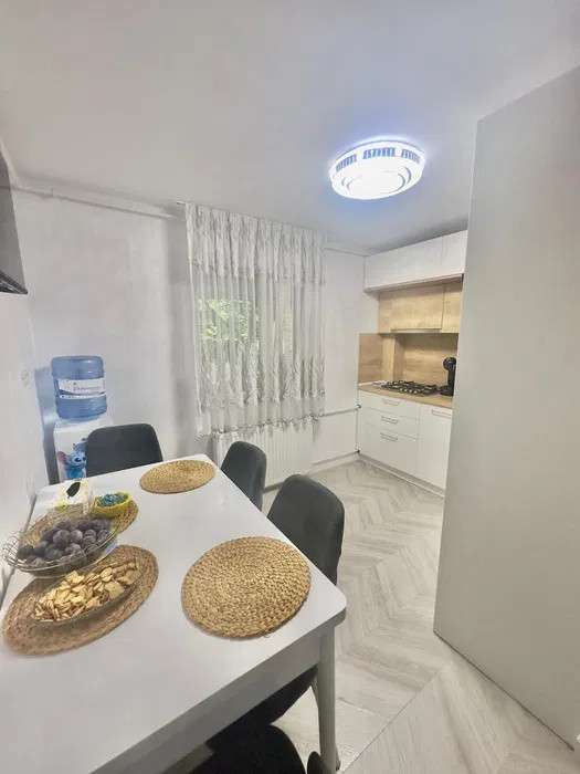 Apartament 3 camere-decomandat-zona Uverturii
