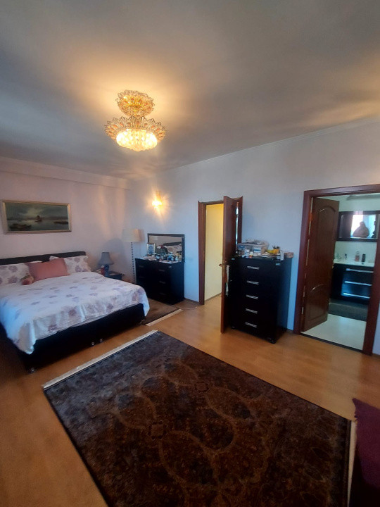 Apartament -5 camere -decomandat-Zona Fundeni